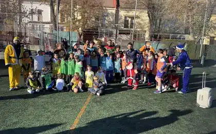 Foto de grupo de niños y entrenadores en una celebración de INTTACTIC