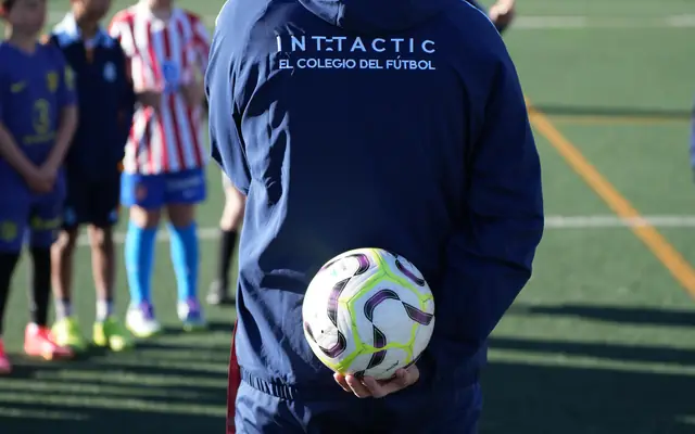Entrenador de INTTACTIC con un balón frente a los alumnos del curso de los domingos