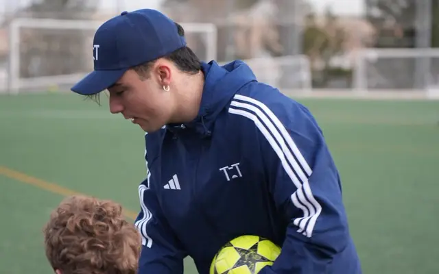Entrenador de INTTACTIC en un entrenamiento personal con un niño